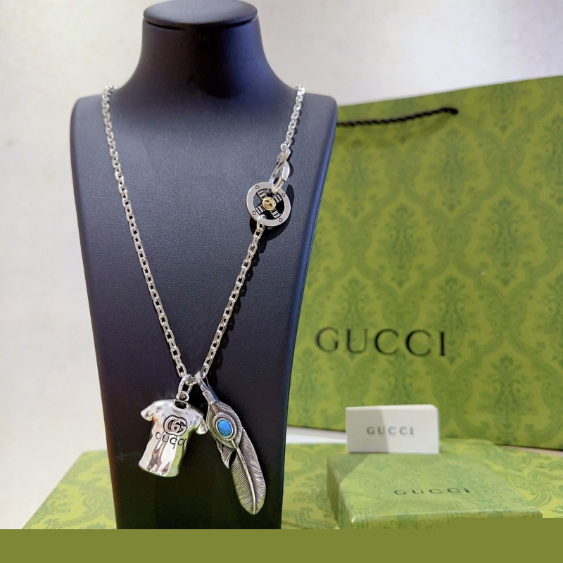 G*u*i necklaces